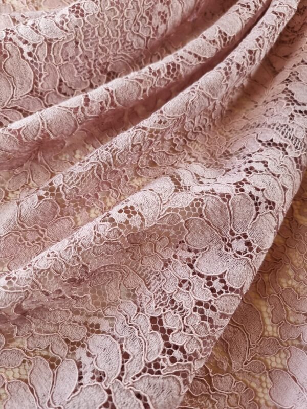 Dantela ajurată din fibre naturale – model floral — Roz prafuit