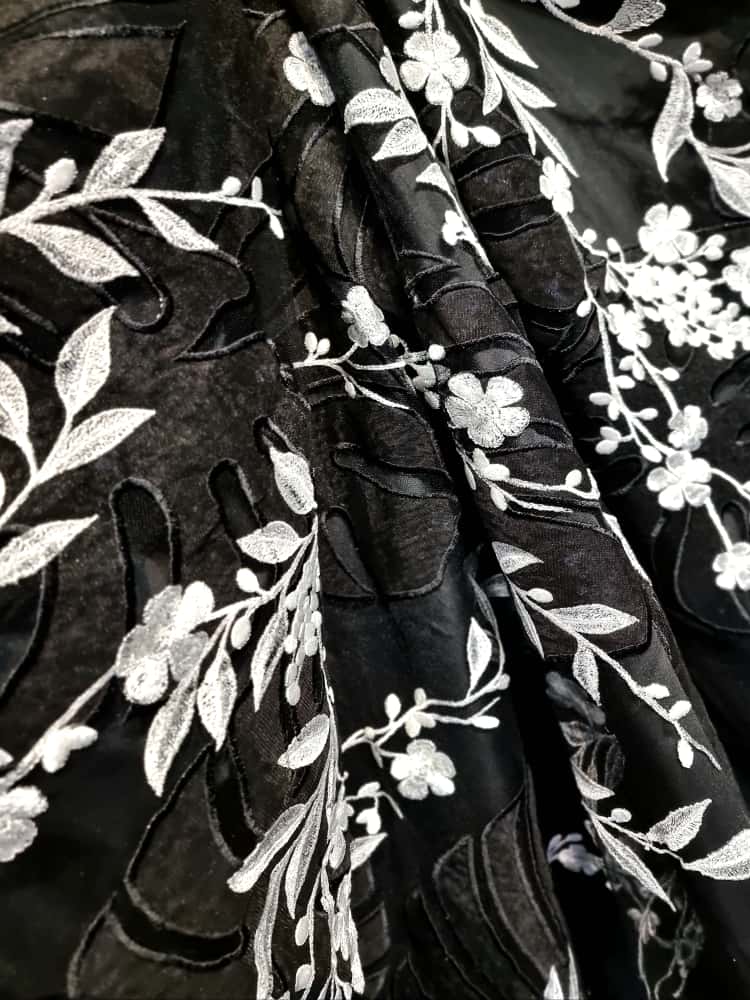 Tesatura premium - dantela cu broderie aplicată pe suport de tulle fin, model floral, Negru / Alb - imagine 5
