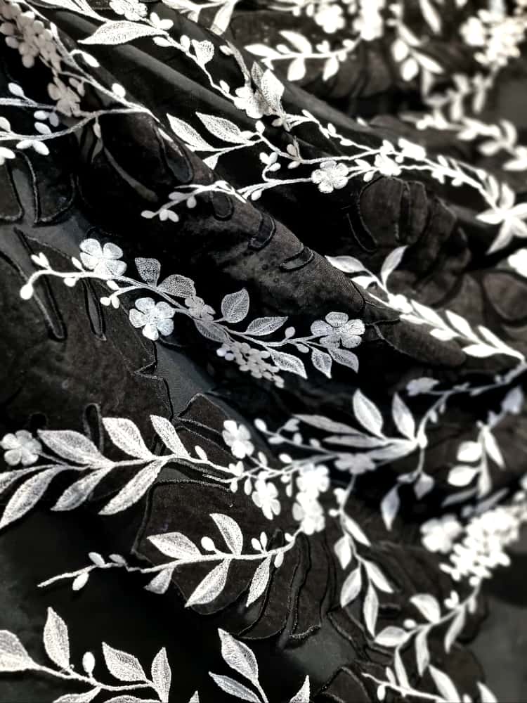 Tesatura premium - dantela cu broderie aplicată pe suport de tulle fin, model floral, Negru / Alb - imagine 7