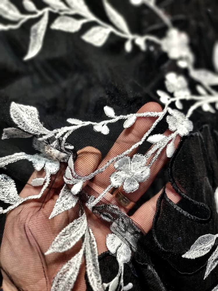 Tesatura premium - dantela cu broderie aplicată pe suport de tulle fin, model floral, Negru / Alb - imagine 6