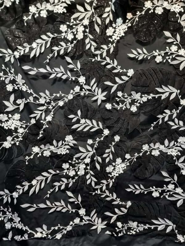 Tesatura premium  – dantela cu broderie aplicată pe suport de tulle fin, model floral, Negru / Alb