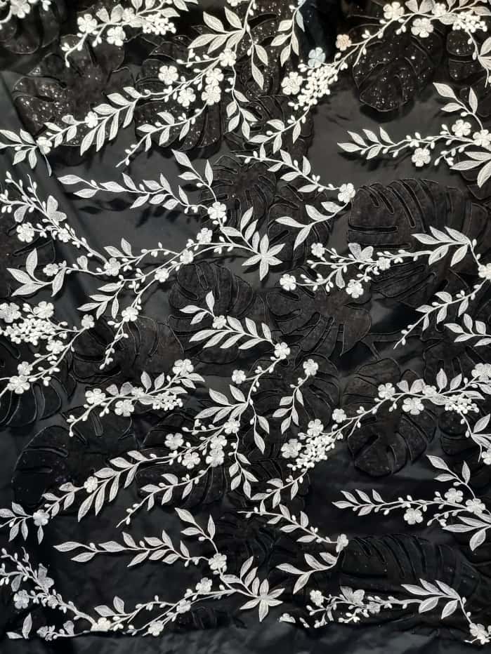 Tesatura premium - dantela cu broderie aplicată pe suport de tulle fin, model floral, Negru / Alb
