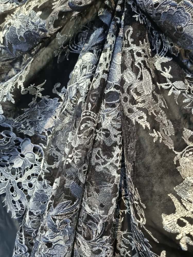 Dantela brodata - design floral pe tulle usor elastic, Gri / Negru / Argintiu - imagine 2