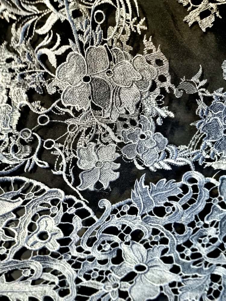 Dantela brodata - design floral pe tulle usor elastic, Gri / Negru / Argintiu - imagine 3