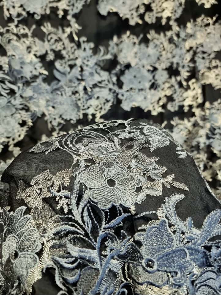 Dantela brodata - design floral pe tulle usor elastic, Gri / Negru / Argintiu - imagine 10