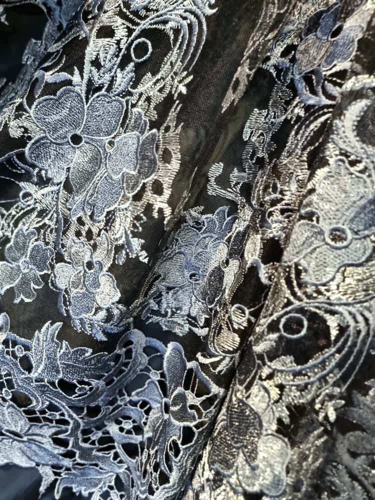 Dantela brodata - design floral pe tulle usor elastic, Gri / Negru / Argintiu - imagine 4