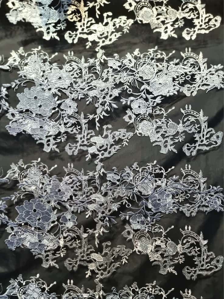 Dantela brodata - design floral pe tulle usor elastic, Gri / Negru / Argintiu - imagine 7