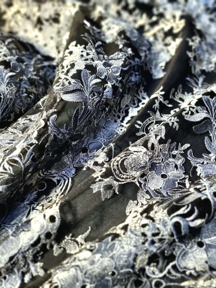 Dantela brodata - design floral pe tulle usor elastic, Gri / Negru / Argintiu - imagine 11