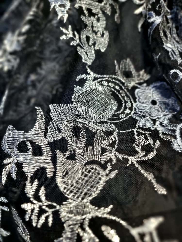 Dantela brodata - design floral pe tulle usor elastic, Gri / Negru / Argintiu - imagine 5