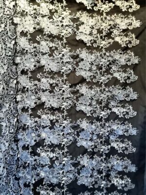 Dantela brodata - design floral pe tulle usor elastic, Gri / Negru / Argintiu
