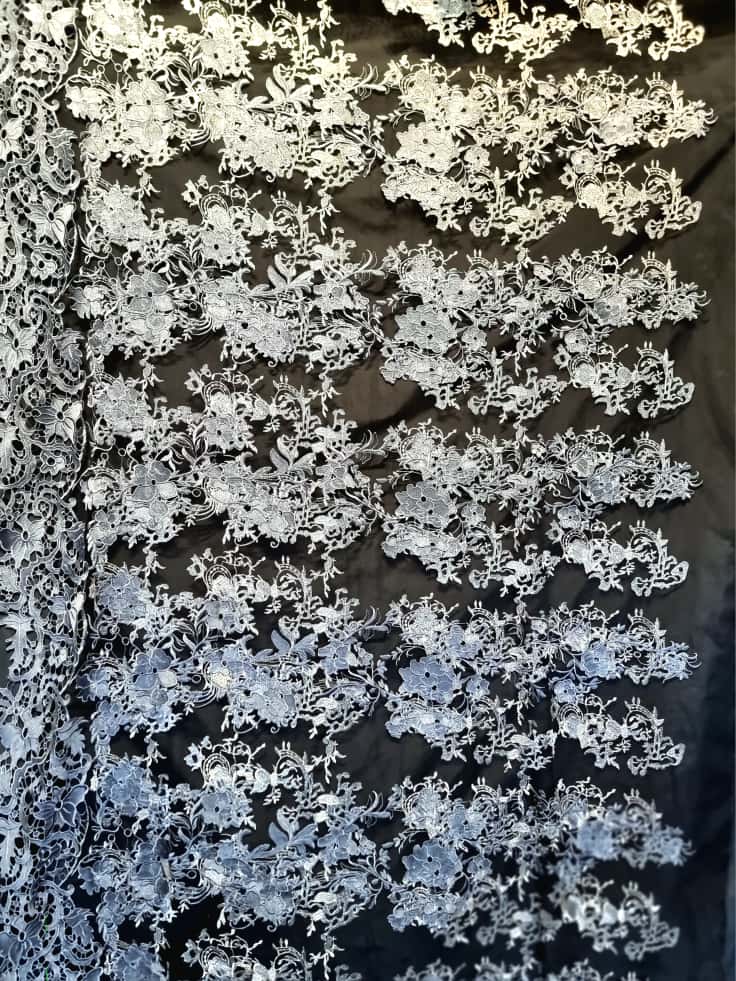 Dantela brodata - design floral pe tulle usor elastic, Gri / Negru / Argintiu