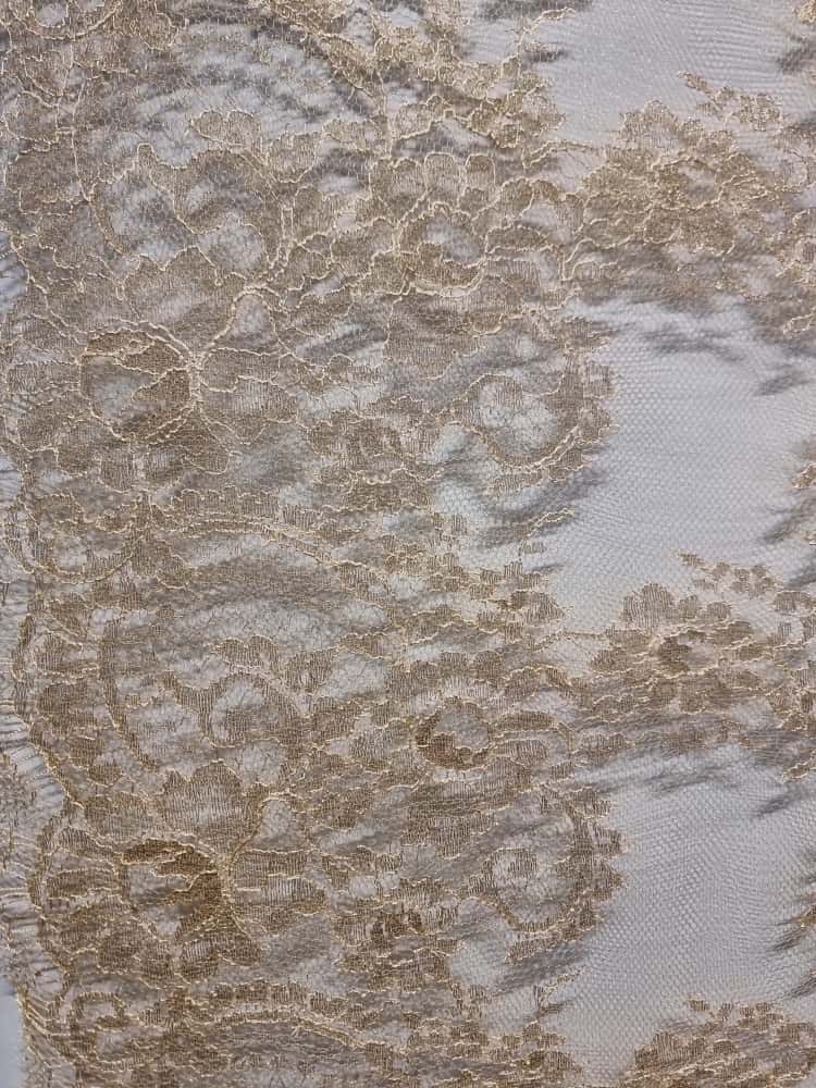 Dantela fina Chantilly cu inserții discrete lurex si borduri simetrice, Galben - auriu - imagine 6