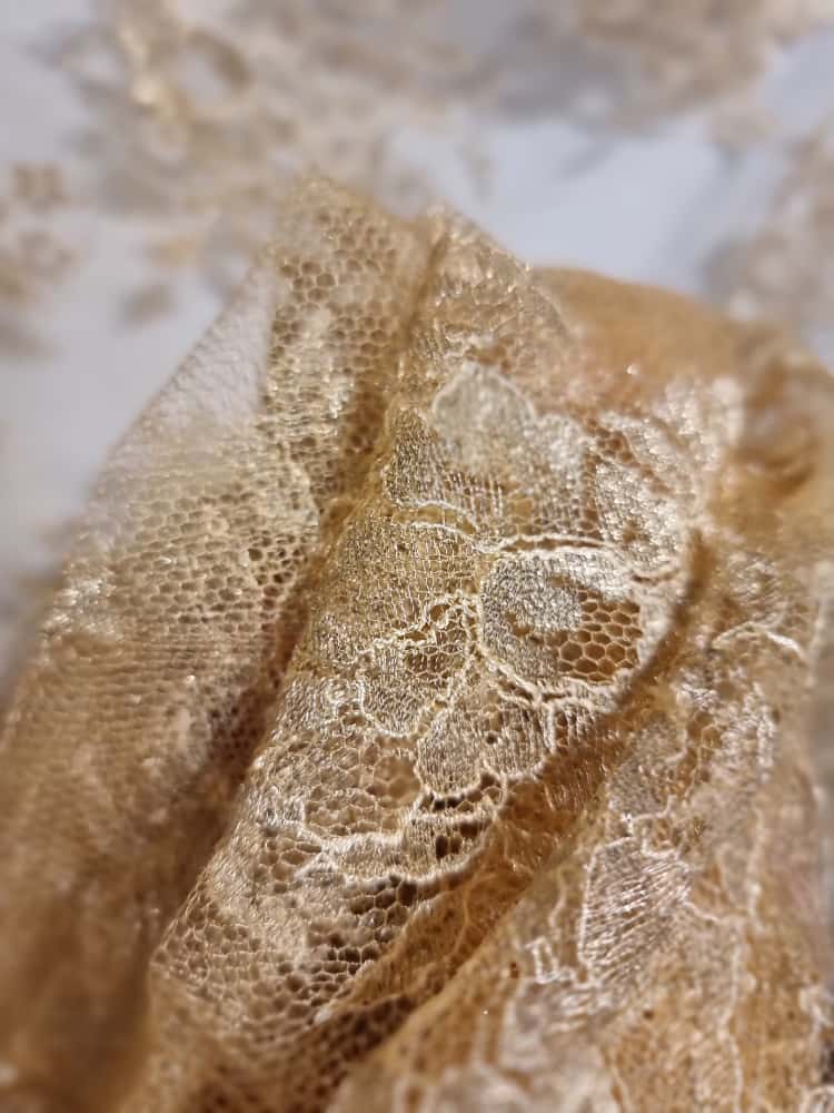 Dantela fina Chantilly cu inserții discrete lurex si borduri simetrice, Galben - auriu - imagine 3