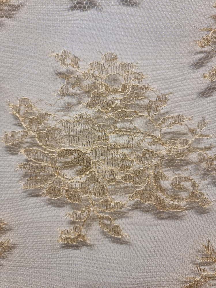 Dantela fina Chantilly cu inserții discrete lurex si borduri simetrice, Galben - auriu - imagine 10