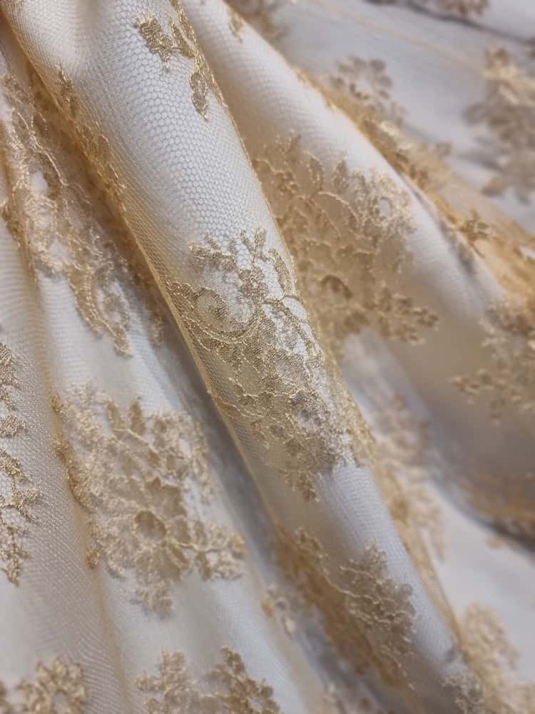 Dantela fina Chantilly cu inserții discrete lurex si borduri simetrice, Galben - auriu - imagine 8