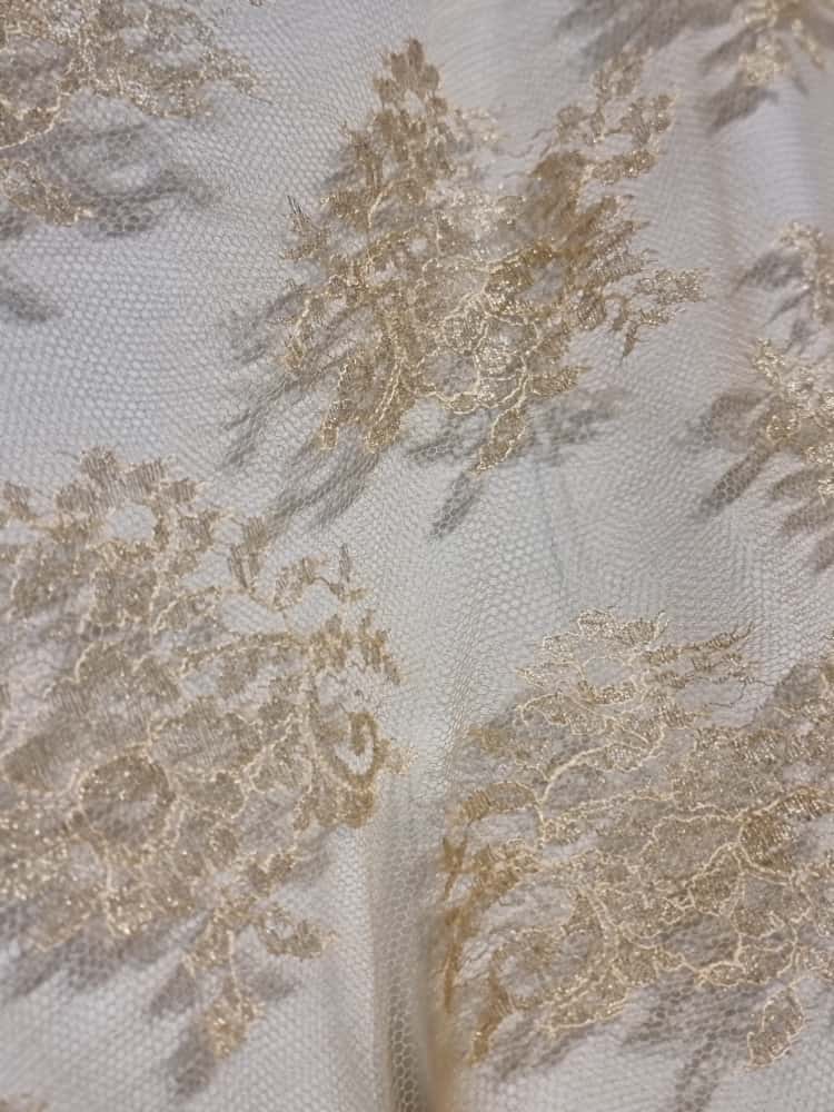 Dantela fina Chantilly cu inserții discrete lurex si borduri simetrice, Galben - auriu - imagine 5