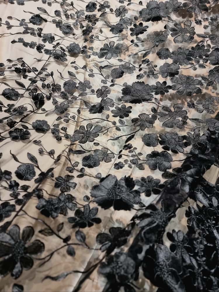 Dantelă cu bordură bogata si model floral 3D, Negru intens - imagine 3