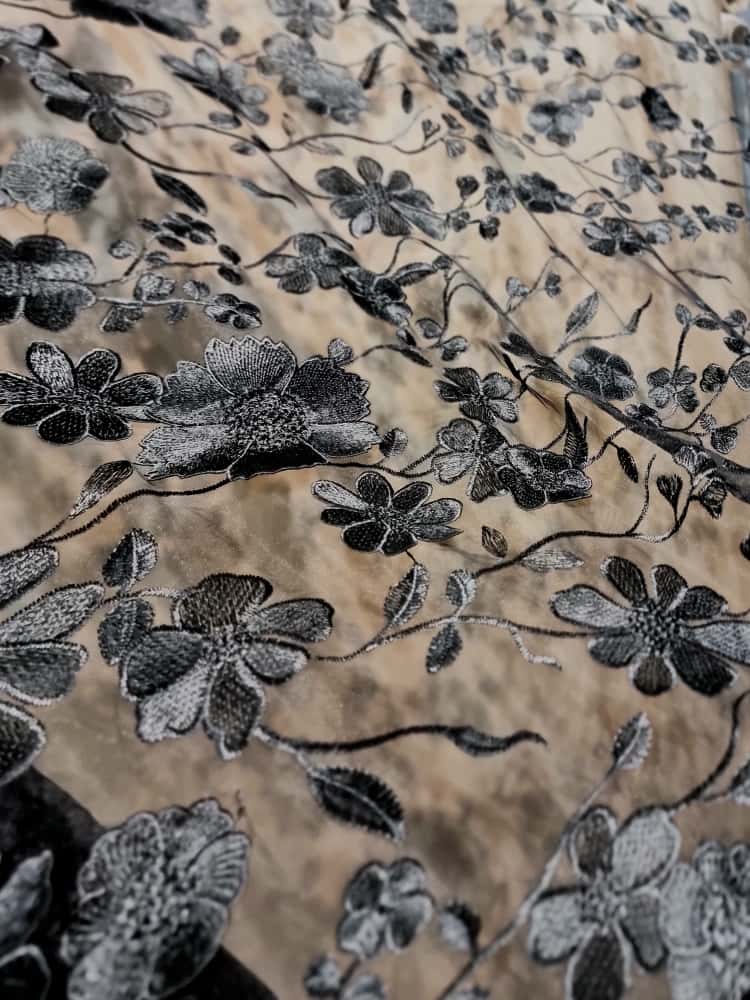 Dantelă cu bordură bogata si model floral 3D, Negru intens