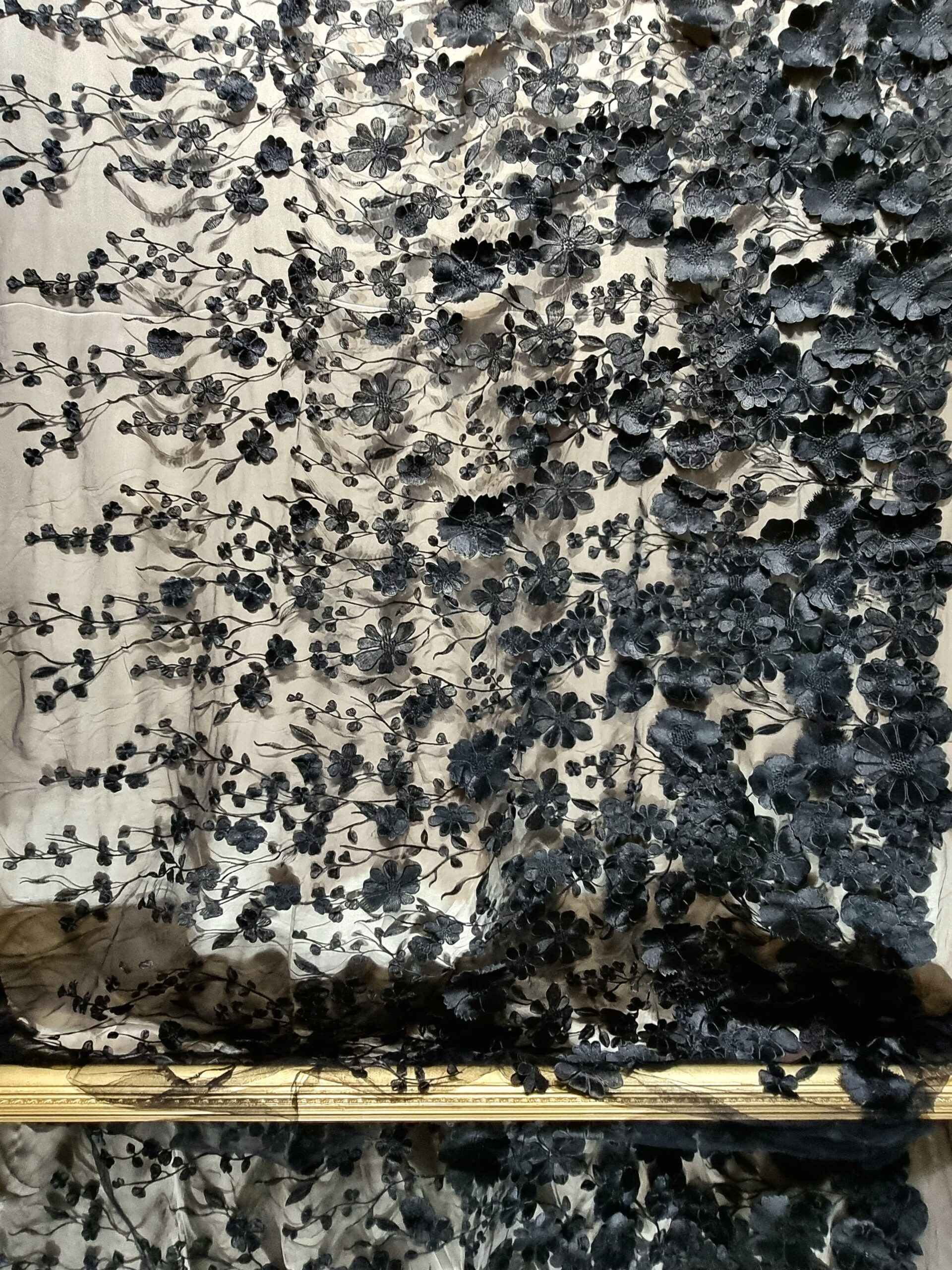 Dantelă cu bordură bogata si model floral 3D, Negru intens - imagine 5