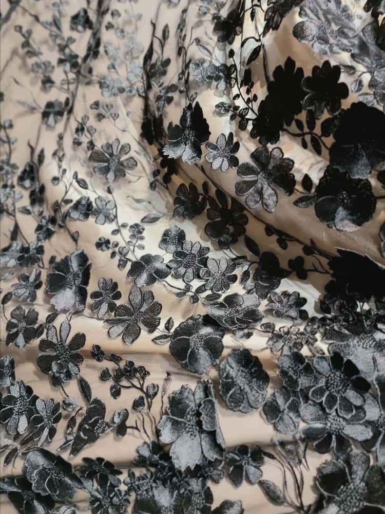 Dantelă cu bordură bogata si model floral 3D, Negru intens - imagine 6