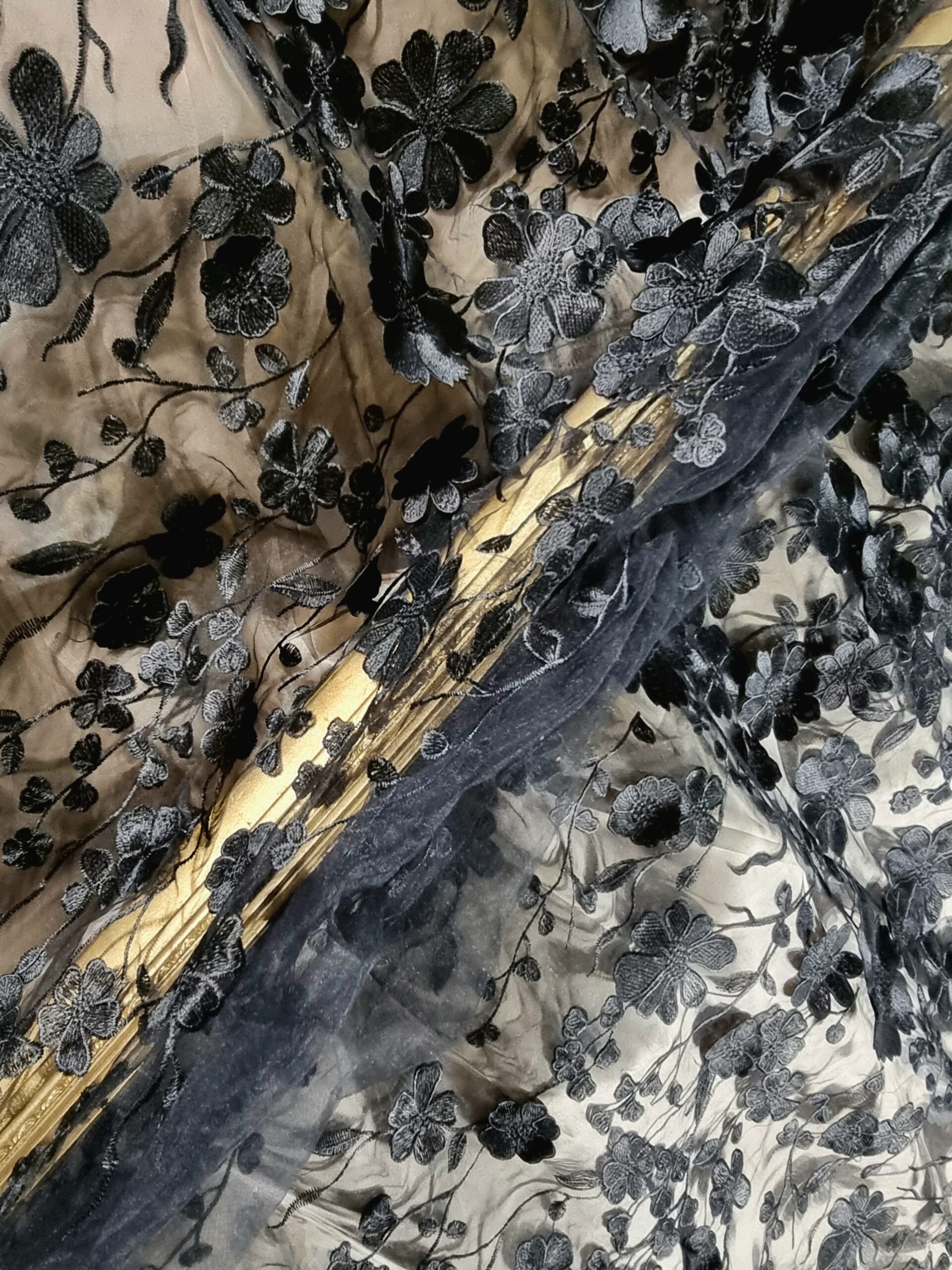 Dantelă cu bordură bogata si model floral 3D, Negru intens - imagine 9