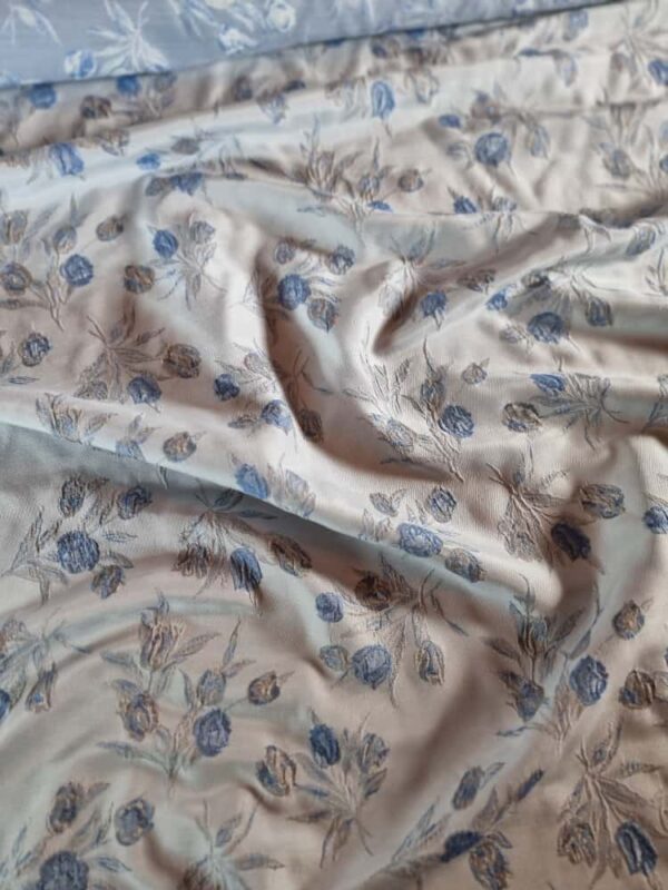 Tesatura jacquard din matase naturala cu viscoza – model floral, Bleu / Gri