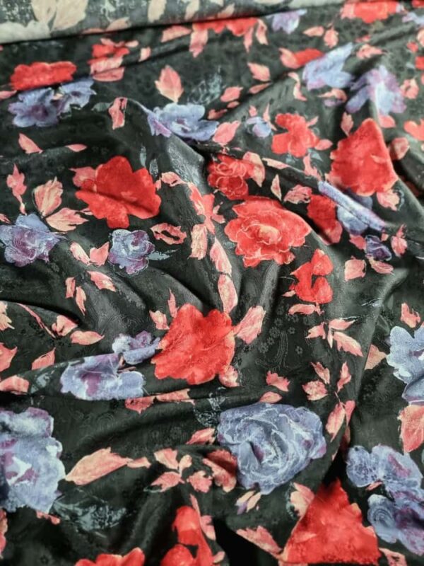 Tesatura jacquard din matase naturala cu viscoza – model floral, Multicolor pe fond Negru