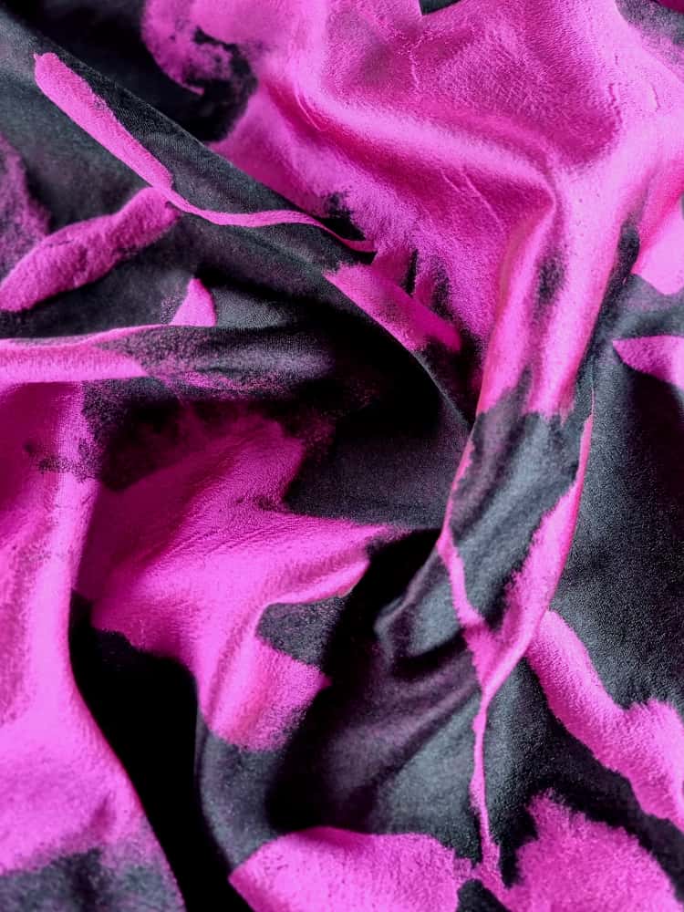 Tesatura Jacquard cu flori cyclamen pe fond Negru - imagine 4