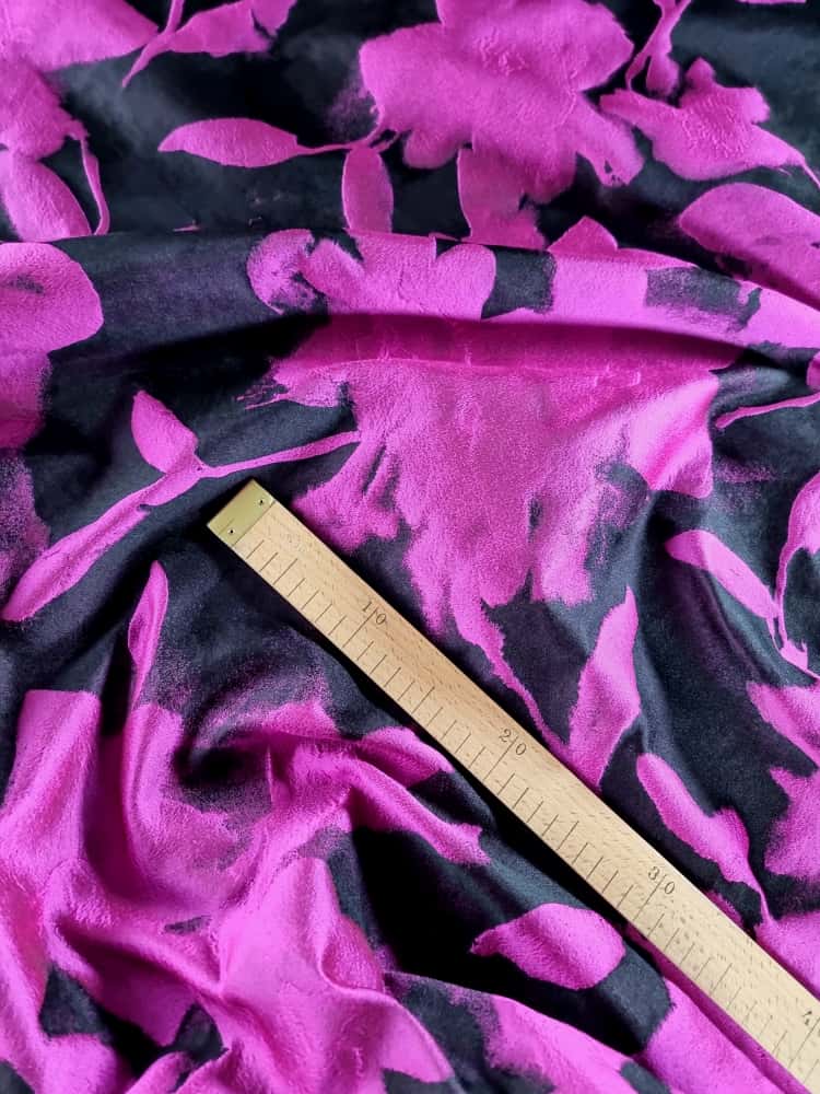 Tesatura Jacquard cu flori cyclamen pe fond Negru - imagine 5