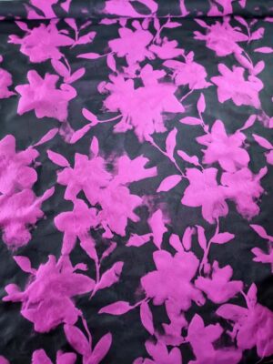 Tesatura Jacquard  cu flori cyclamen pe fond Negru