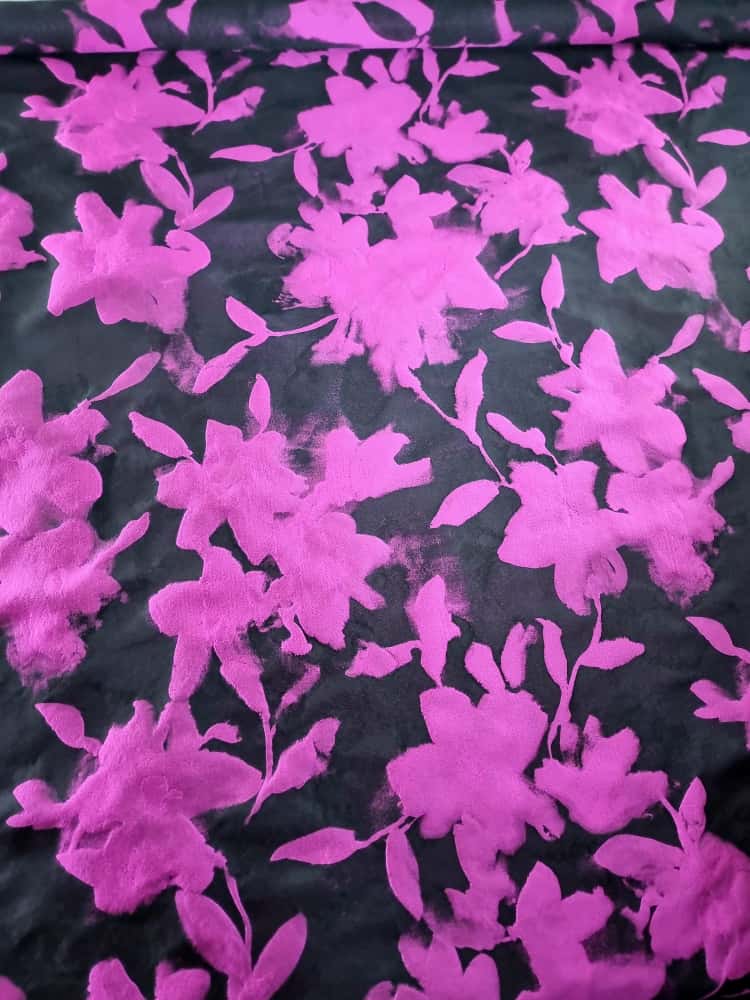 Tesatura Jacquard cu flori cyclamen pe fond Negru