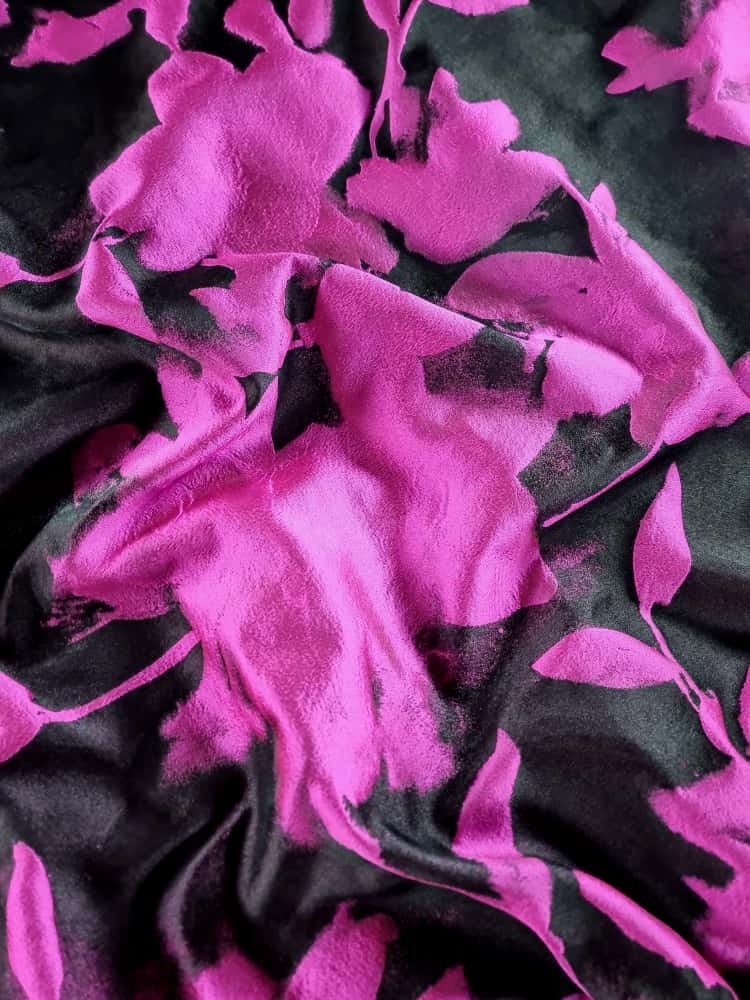 Tesatura Jacquard cu flori cyclamen pe fond Negru - imagine 10