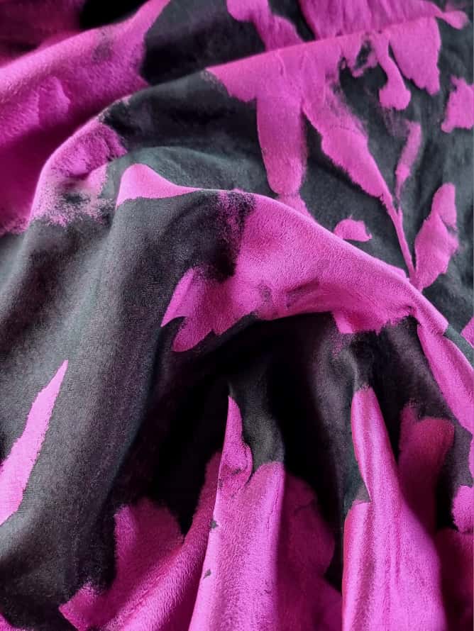 Tesatura Jacquard cu flori cyclamen pe fond Negru - imagine 2