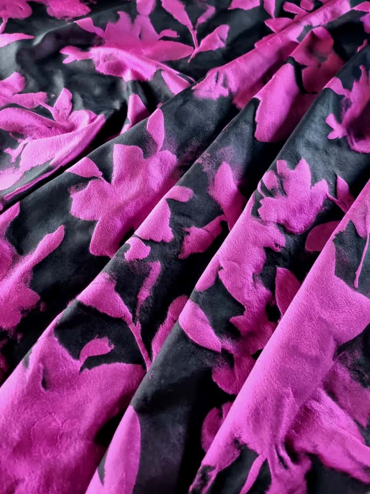 Tesatura Jacquard cu flori cyclamen pe fond Negru - imagine 3