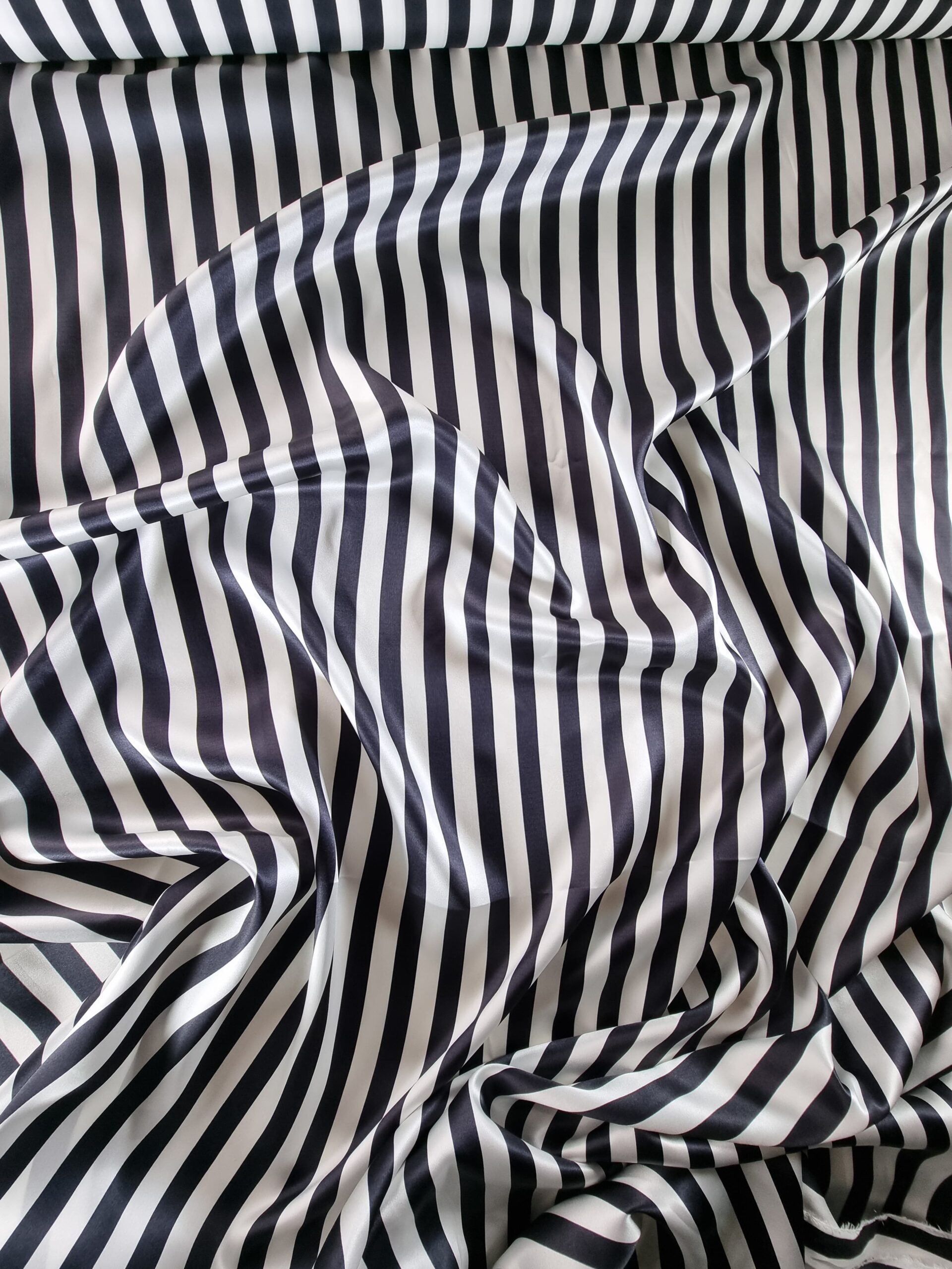 Tesatura din matase naturala satinata - design liniar - dungi, Alb / Negru - imagine 6