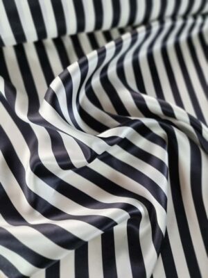 Tesatura din matase naturala satinata - design liniar - dungi,  Alb / Negru