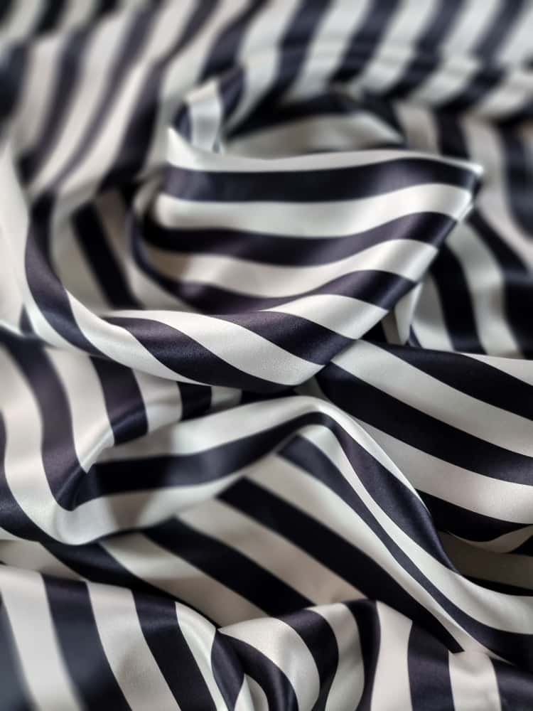 Tesatura din matase naturala satinata - design liniar - dungi, Alb / Negru - imagine 8