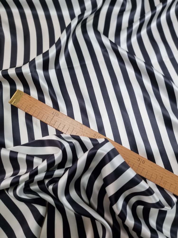 Tesatura din matase naturala satinata - design liniar - dungi, Alb / Negru - imagine 2