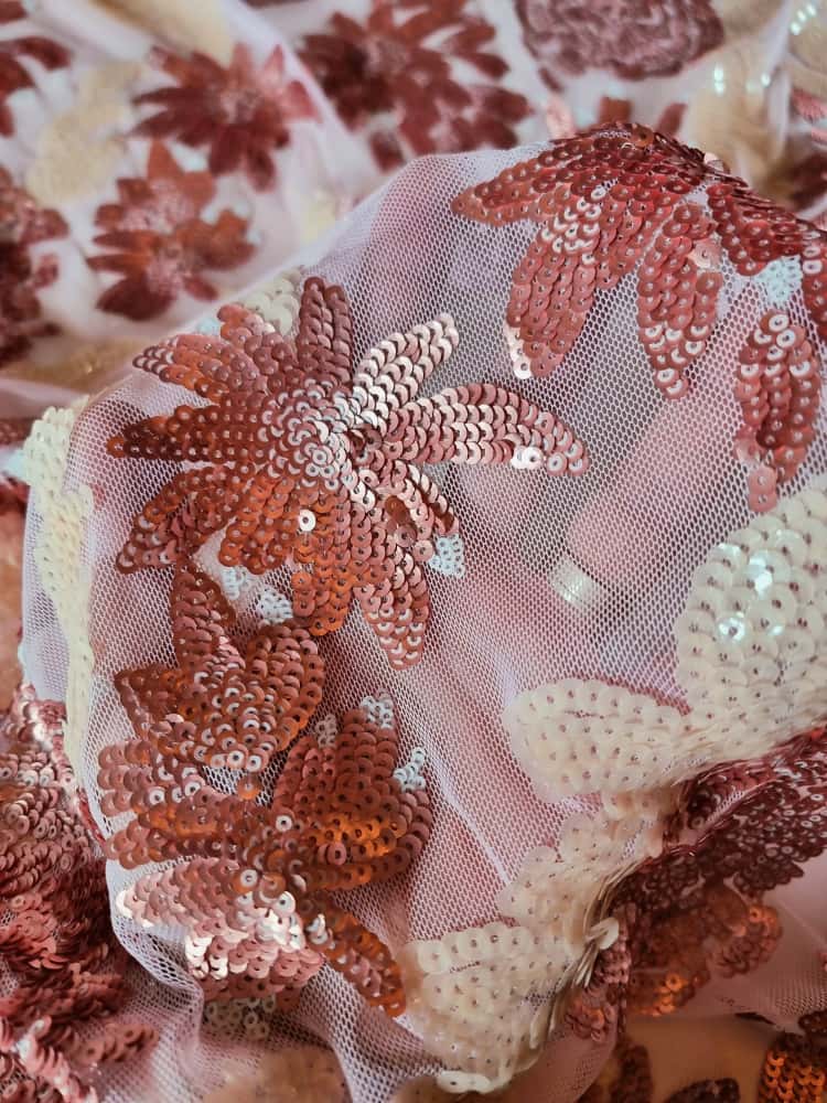 Tesatura cu paiete aplicate pe suport de tulle fin roz pal - floral, Cupru / Ivoire / Roz - imagine 2