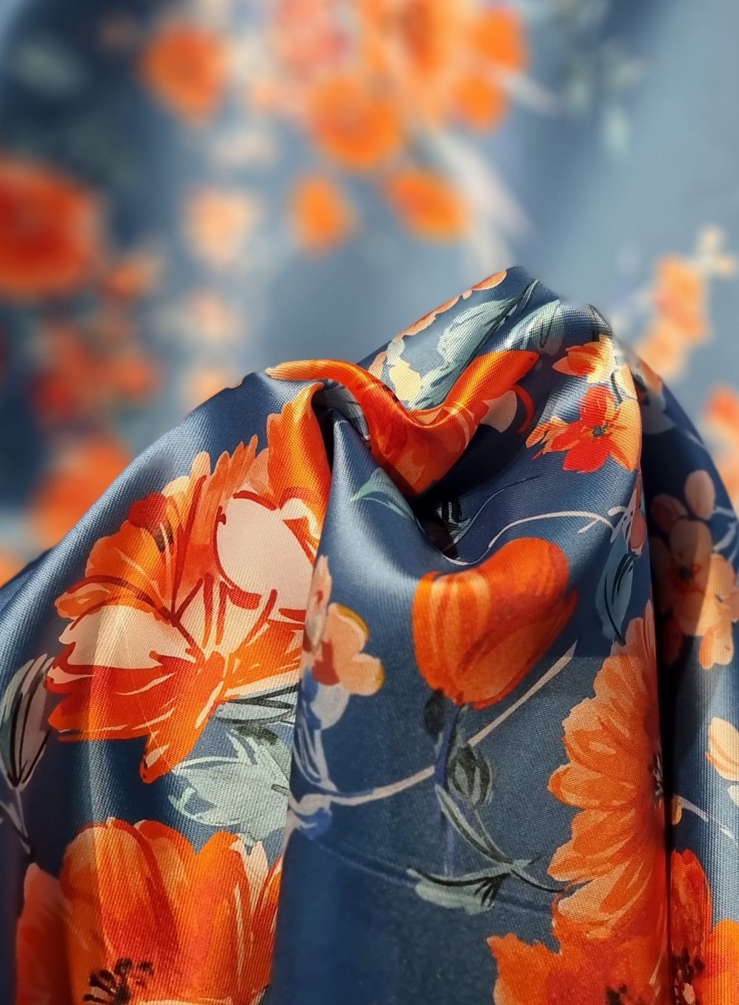 Tesatura twill din matase naturala - tip mikado Imprimată cu flori portocalii pe fond albastru petrol - imagine 2