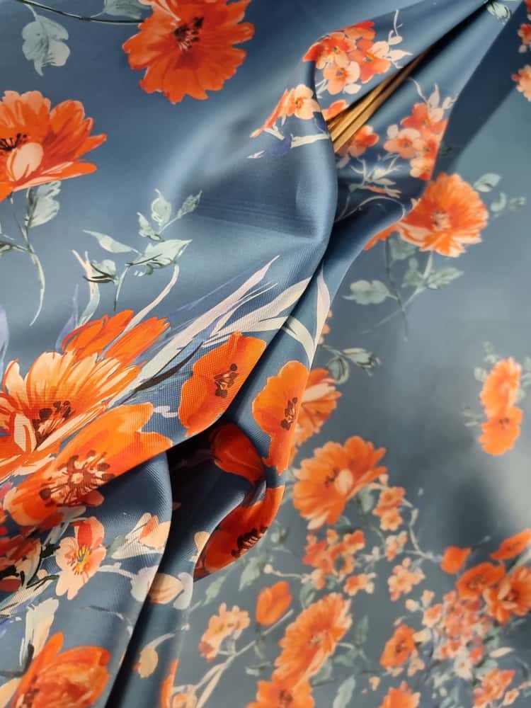Tesatura twill din matase naturala - tip mikado Imprimată cu flori portocalii pe fond albastru petrol - imagine 7