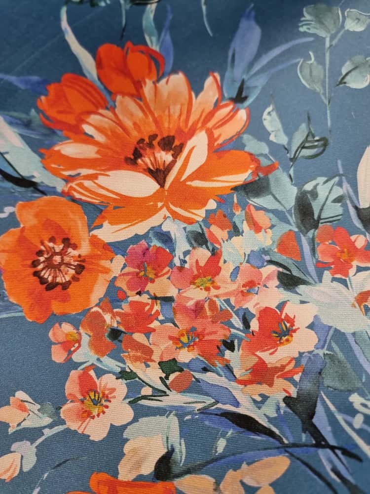 Tesatura twill din matase naturala - tip mikado Imprimată cu flori portocalii pe fond albastru petrol - imagine 8