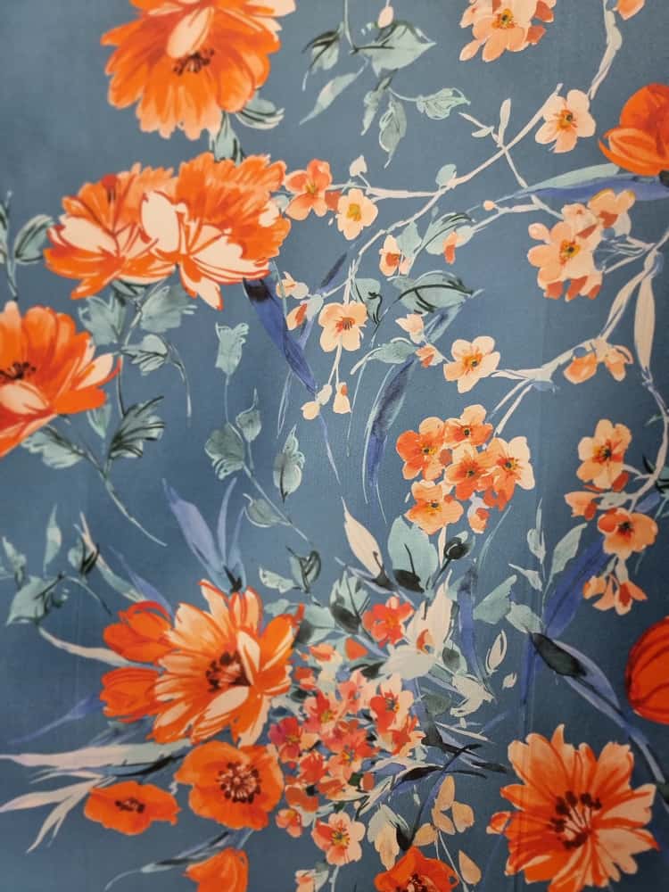 Tesatura twill din matase naturala - tip mikado Imprimată cu flori portocalii pe fond albastru petrol