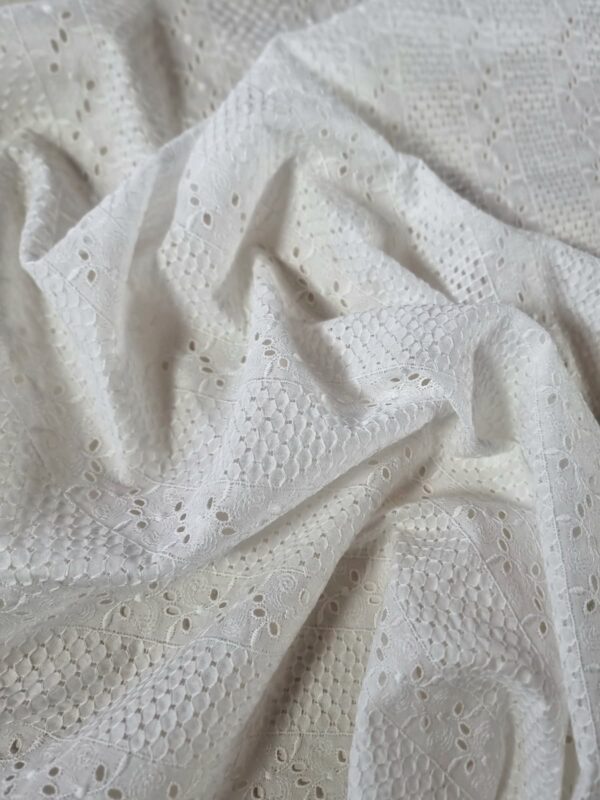 Tesatura din  bumbac fin – batist cu broderie spartă, Alb