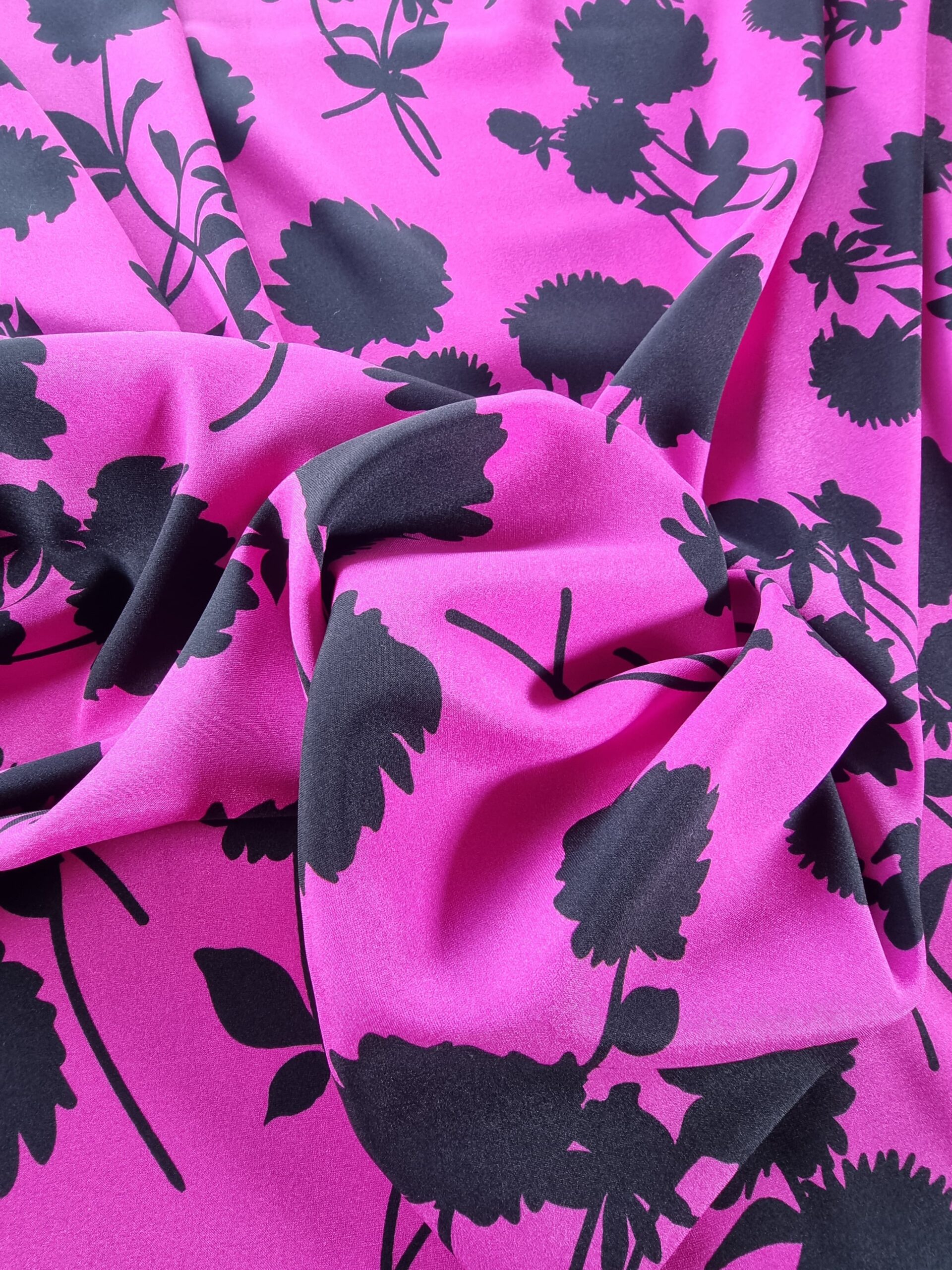 Tesatura crepe de chine din matase naturala - Imprimeu cu flori schitate Negre pe fond Cyclamen - imagine 6