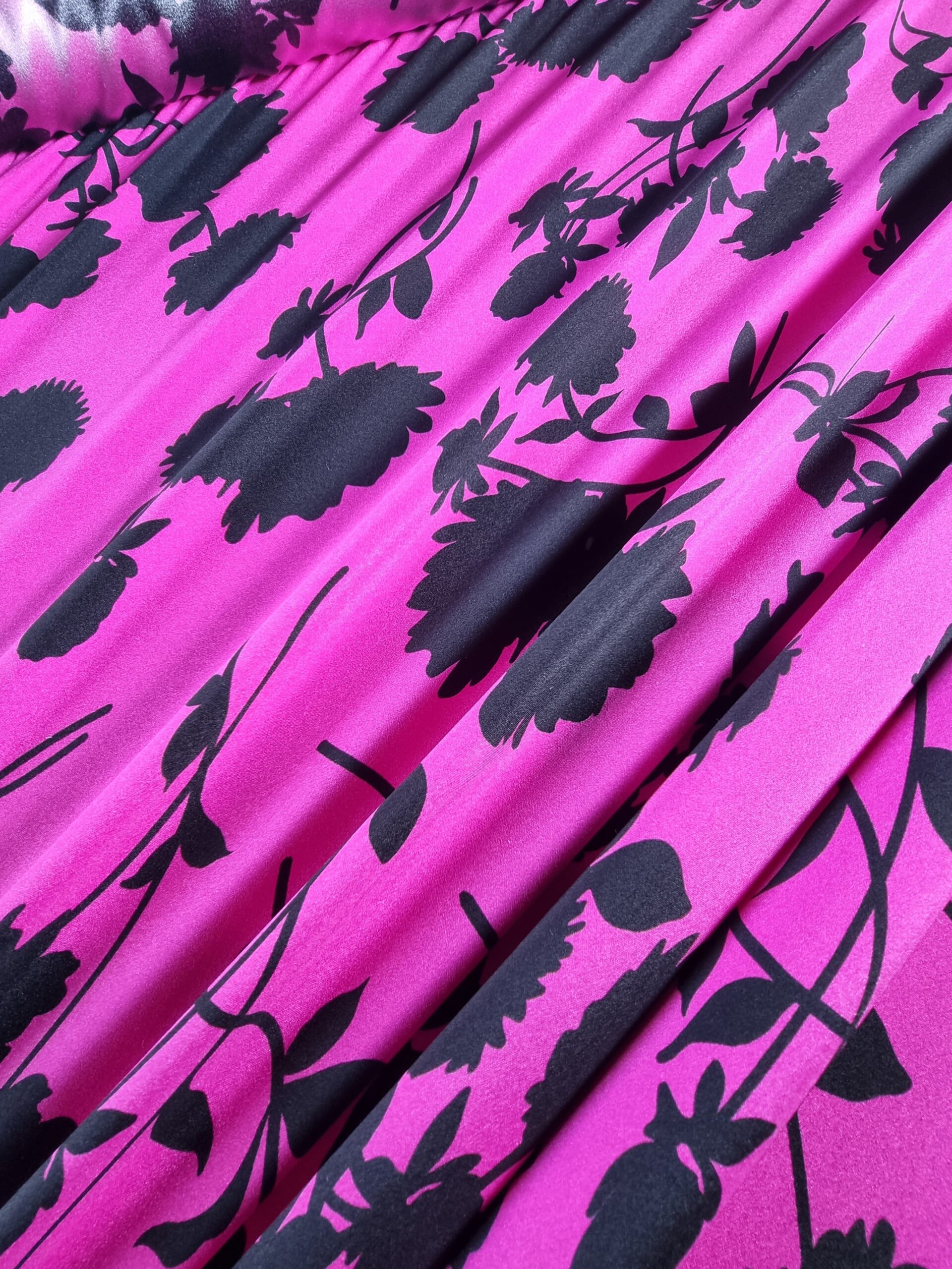 Tesatura crepe de chine din matase naturala - Imprimeu cu flori schitate Negre pe fond Cyclamen - imagine 5