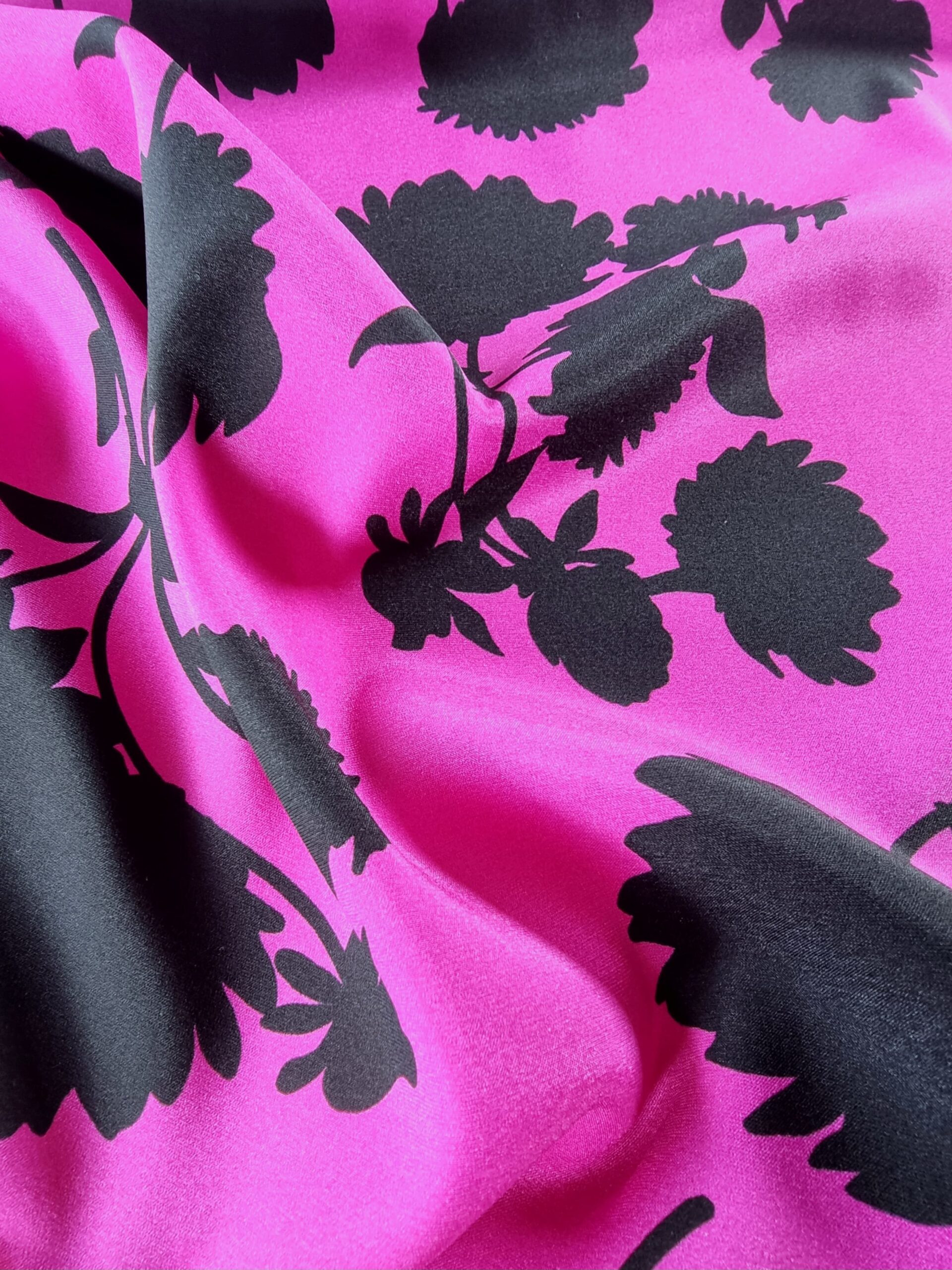 Tesatura crepe de chine din matase naturala - Imprimeu cu flori schitate Negre pe fond Cyclamen - imagine 2