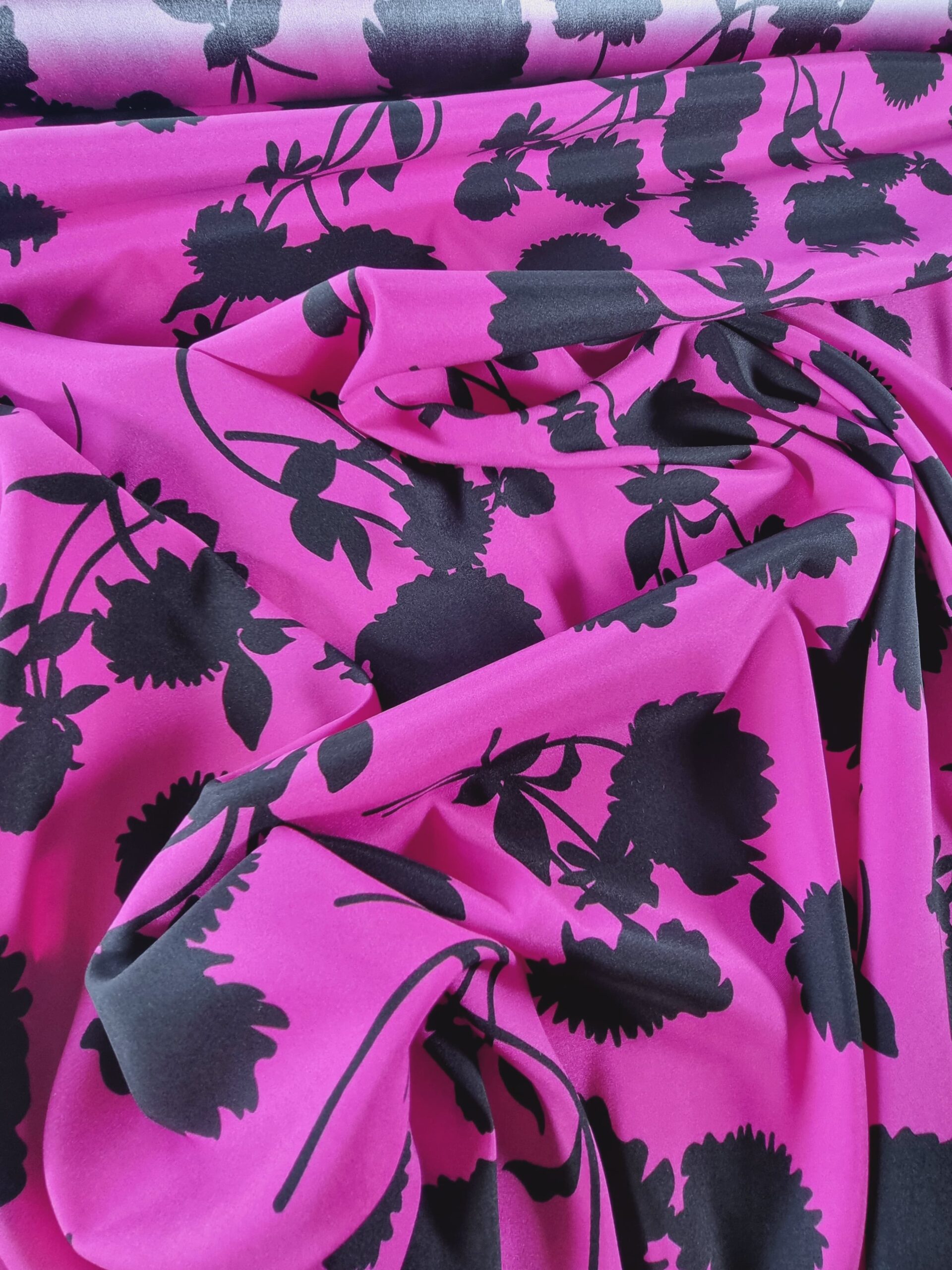 Tesatura crepe de chine din matase naturala - Imprimeu cu flori schitate Negre pe fond Cyclamen - imagine 8