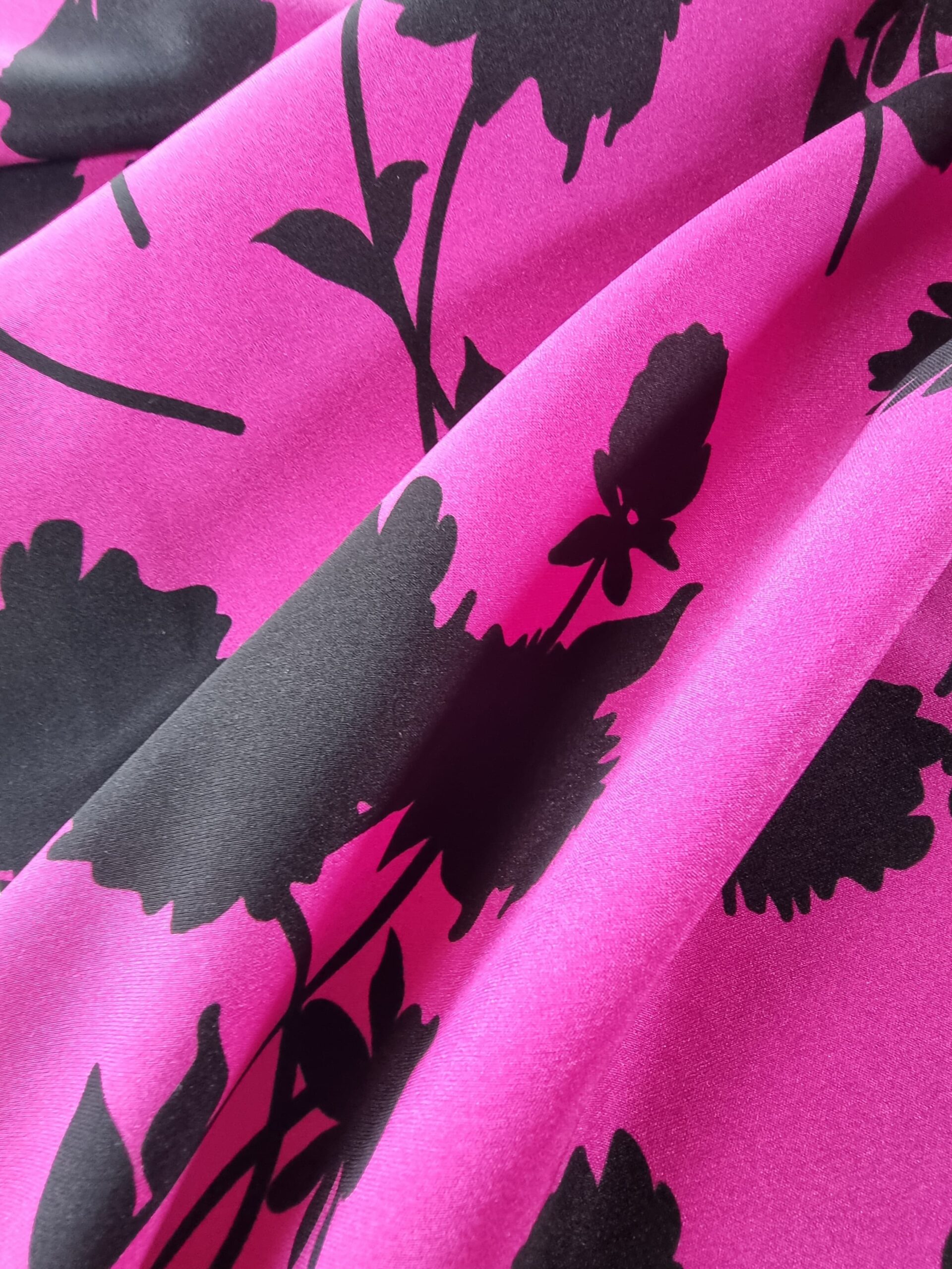 Tesatura crepe de chine din matase naturala - Imprimeu cu flori schitate Negre pe fond Cyclamen - imagine 7