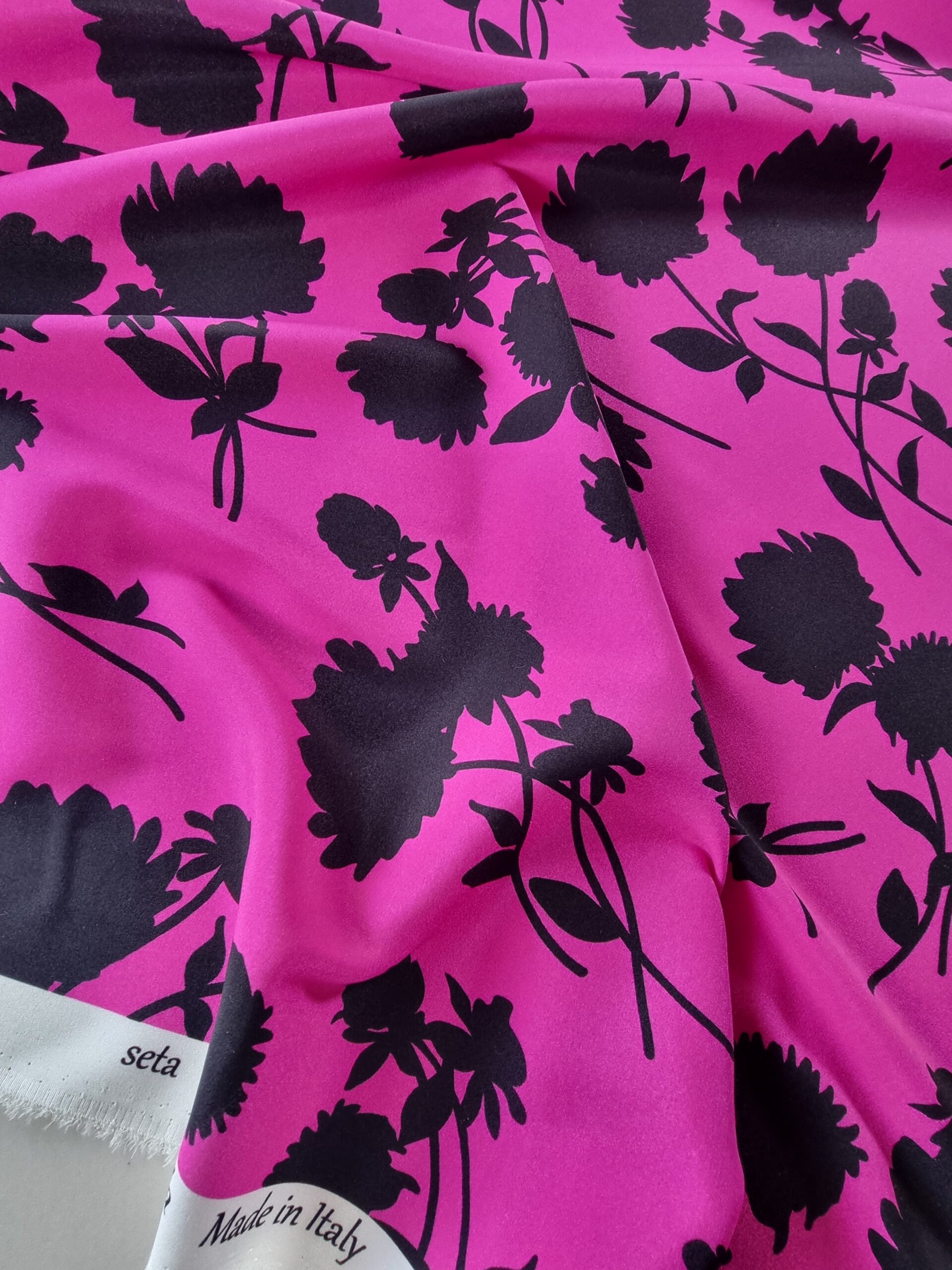 Tesatura crepe de chine din matase naturala - Imprimeu cu flori schitate Negre pe fond Cyclamen - imagine 3